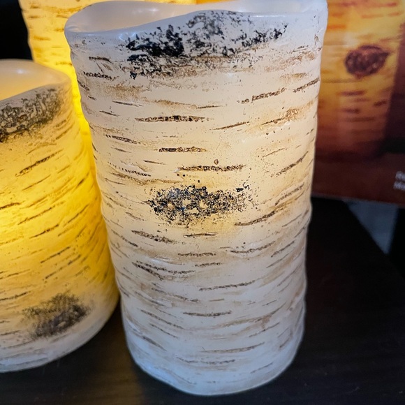 Set of 3 flameless candles, varied height, wood look, with remote - Picture 3 of 10